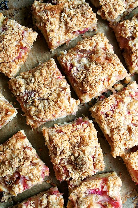 Rhubarb buckle for dessert Rhubarb Buckle, Baked Fruit Desserts, Cooking Items, Rhubarb Crumble, Rhubarb Cake, Crumble Cake, Baked Fruit, Rhubarb Recipes, Favorite Dessert