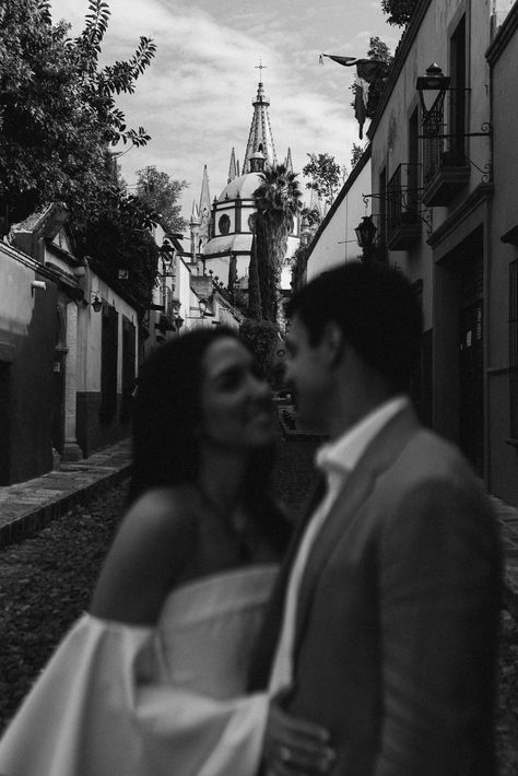 San Miguel de Allende Engagement Session - Theresa Kelly Photography San Miguel Wedding Mexico, Mexico Engagement Photoshoot, Mexico City Couple Pictures, Mexico Engagement Photos, San Miguel Wedding, Mexican Wedding, Photoshoot Inspo, Mexico Wedding, Destination Wedding Photography