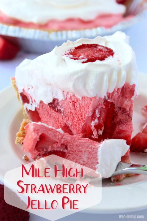 This Mile High Strawberry Jello Pie is like a little slice of heaven. Fluffy with cool whip and fresh strawberries. Jello Creations, Soft Oatmeal Raisin Cookies, Strawberry Jello Pie, Peanut Butter Cheesecake Brownies, Cool Whip Pies, Mold Recipes, Jello Pie, Cool Whip Desserts, Jello Salads