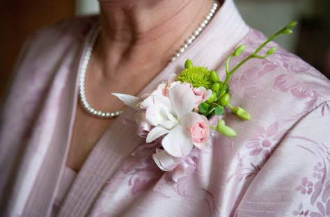 Who Gets Wedding Corsages and Wedding Boutonnieres? Mother Of The Groom Flowers, Corsage Wedding Mother, Mother Of The Bride Flowers, Mother Of Bride Corsage, Corsages Wedding, Seating Chart Wedding Diy, Diy Corsage, Wedding Corsages, Bride’s Mother