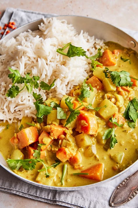 Easy Veggie Curry, Vegan Kohlrabi Recipes, Kohlrabi Greens, Zucchini Chickpea Curry, Cooked Kohlrabi Recipes, Kohlrabi Recipes, Law Carb, Healthy Kitchen, Eat Smart