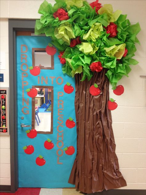 Preschool apple tree Apple Theme Classroom, Preschool Door Decorations, Preschool Door, Classroom Tree, Apple Classroom, September Preschool, Apple Kindergarten, Fall Classroom Decorations, Apple Preschool