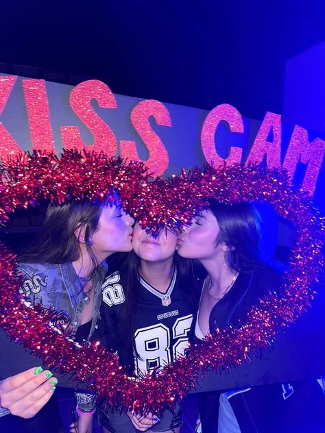 Kiss Cam Halloween, 16th Bday Party Ideas, 16th Birthday Themes, 16th Birthday Party Themes, 2000s Party Ideas Decoration, Cool Birthday Party Ideas, 17. Geburtstag, Kiss Cam, 18th Birthday Party Themes