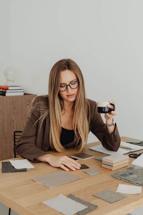 Young Architect Woman Portrait In Her Studio With Material Samples. Download for free by clicking on the picture. Free Design Resources #office #female #work #businesswoman #studio #material #sample Female Architect Aesthetic, Architect Photoshoot, Free Design Resources, Female Portrait, Design Resources, Free Stock Photos, Business Women, Stock Images Free, Free Design