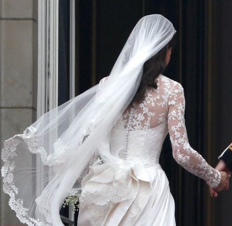 Princess Catherine Wedding Dress, William Kate Wedding, Wedding Dress Back, Kate Middleton Wedding Dress, Milla Nova Wedding Dresses, Düşes Kate, Royal Wedding Gowns, Princesse Kate Middleton, Middleton Wedding