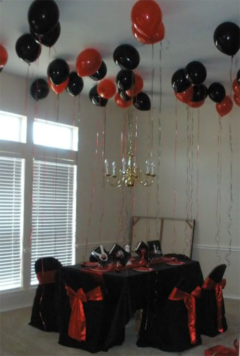 love the colors! Twilight Themed Birthday, Vampire Decorations, Vampire Theme Party, Twilight Birthday, Vampire Halloween Party, Andy Barclay, Twilight Party, Vampire Party, Simple Birthday Decorations