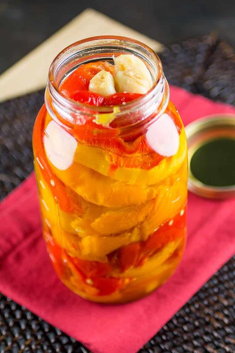 Hot Pepper Oil Recipe, Garden Preserving, Peppers In Oil, Roasted Pepper Recipes, Pickled Sweet Peppers, Pickled Pepper Recipe, Canning Banana Peppers, Recipes With Banana Peppers, Cooking Peppers