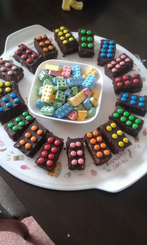 Lego Dessert Ideas, Lego Breakfast, Lego Brownies, Lego Party Snack Ideas, Lego Theme Dessert Table, Lego Themed Party Food, Lego Themed Charcuterie Board, Diy Lego Cupcakes, Lego Lunch Ideas