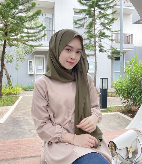 Foto Ootd, Ootd Hijab Style, Awek Tudung, Ootd Hijab Casual, Japan People, Backgrounds Phone, Muslim Women Hijab, Style Hijab, Hijab Ootd