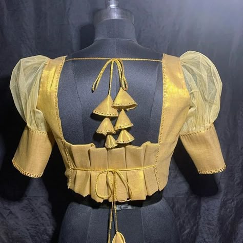 Gold Blouse Designs, Latest Blouse Neck Designs, Blouse Inspiration, Netted Blouse Designs, Classy Blouses, Model Blouse Designs, Latest Blouse Designs Pattern, Traditional Blouse Designs, Corset Vest