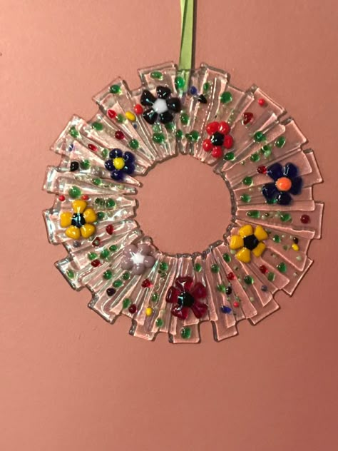 Glass Fusing Ideas Simple, Fused Glass Wreaths, Glass Wreath, Fused Glass Suncatcher Ideas, Fused Glass Wreath, Glass Fusion Jewelry, Fused Glass Ideas Tutorials, Glass Fusing Projects For Beginners, Christmas Fused Glass Ideas