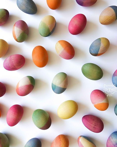 Dyed Eggs Designs, Natural Egg Dyeing, Easter Egg Dye Ideas, Natural Egg Dye, Dye Eggs, Wooden Easter Eggs, Dyed Eggs, Naturally Dyed Easter Eggs, Modern Easter