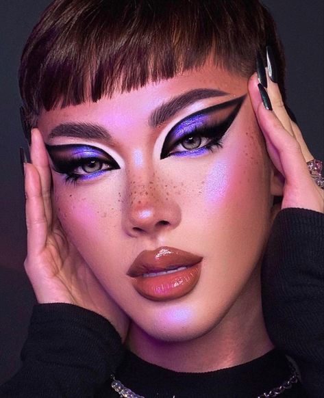 Hazel Contact Lenses, Men Wearing Makeup, Hazel Contacts, Drag Queen Makeup, Eye Pigments, Queen Makeup, Runway Makeup, Blue Highlights, Male Makeup