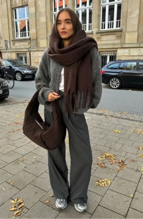 Grey Scarf Outfit, Gray Scarf Outfit, Grey Trousers Outfit, Outfit Ideas For Winter, Chic Office Wear, School Outfit Ideas, Cute Professional Outfits, Trousers Outfit, Simple Outfits For School