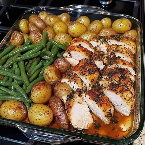 The Pioneer Woman-Ree Drummond❤️🌹❤️ | One-Pan Garlic Herb Chicken with Potatoes & Green Beans 🍗🥔🌿 | Facebook Chicken Potatoes And Green Beans, Chicken With Potatoes, Potatoes Green Beans, Garlic Herb Chicken, Potatoes And Green Beans, Green Beans And Potatoes, Herb Chicken, Pepper Steak, Sheet Pan Meals