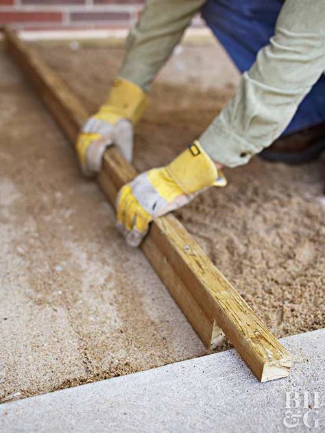 For the second layer of support, spread 1-1/2 to 2 inches of builder's sand over the gravel. Lay a long, straight board along the base of the house. Then take another board, notch both ends, and shimmy it along the walk and the other board to smooth the sand. Diy Patio Ideas, Flagstone Pavers, Pavers Diy, Diy Patio Pavers, Paver Designs, Patio Pavers Design, Patio Pavers, Paver Walkway, Flagstone Patio