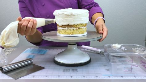 The crumb coat is the base coat of icing that locks in cake crumbs to create a barrier between the cake and the final coat of icing. It is often an overlooked… Crumb Coating A Cake, Crumb Coat, Miss Cake, Frosting Cake, Buttercream Cake Designs, Basic Cake, Cake Classes, Leftover Cake, A Barrier