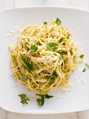 Lemon Linguine Recipe - Paula Deen Lemon Linguine, Fresh Pizza Dough, Macaroni Goulash, Basil Pizza, Mini Food Processor, Cooking Light Diet, Fresh Pizza, Easy Pasta Sauce, Linguine Recipes