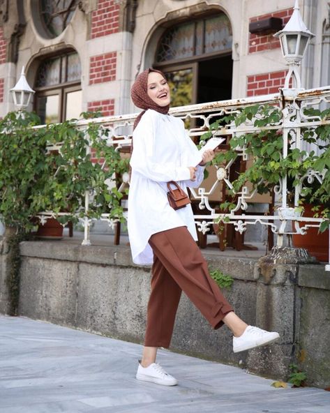 15 Looks That Prove Brown Pants Add So Much Style Hijab Cullotes Outfit, Beige And Brown Outfit Ideas Hijab, Outfit Baggy Pants Hijab, Ootd Jogger Pants Hijab, Brown Pants Outfit Hijab, Hijab Pants Outfit, Beige Pants Outfit Hijab, Cullotes Outfit Hijab, Brown Pants Outfit Summer