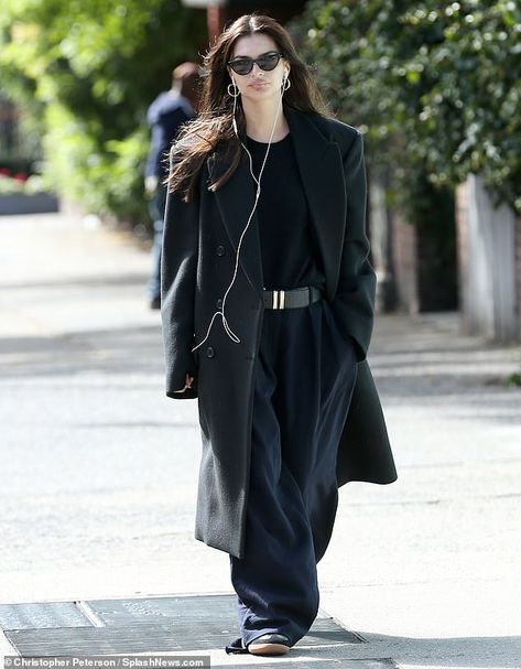 Hoodie Under Trench Coat, Oversized Black Trench Coat, All Black Oversized Outfit, Black Coat Styling, Oversized Black Coat Outfit, Oversized Coat Outfit Winter, Oversize Coat Outfit, Oversized Coat Street Style, Coat Black Outfit