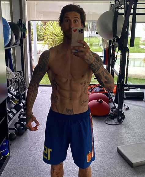 Sergio Ramos Body, Aaron Taylor Johnson Shirtless, Lean Body Men, Runners Body, Leg Sleeve Tattoos, Football Players Photos, Lionel Messi Barcelona, Cristiano Ronaldo Junior, Ronaldo Junior