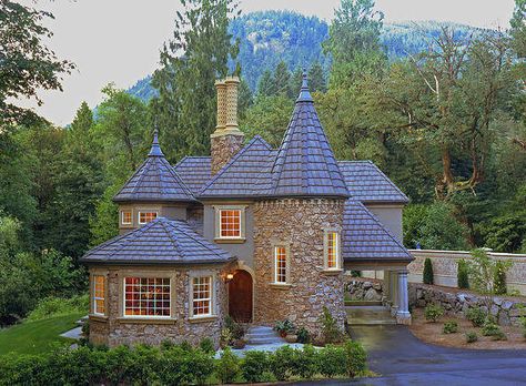 love this house castle theme house gorg! Turret Addition, Castle Like House, Mini Castle House, Small Castle House, Castle House Modern, Castle Homes, Unusual Houses, Castle House Plans, Casas Country