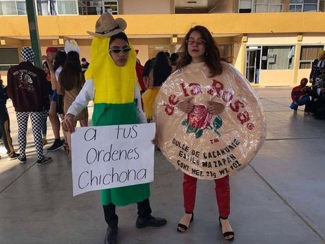 Funny Mexican Pictures, Hispanic Jokes, Hispanic Aesthetic, Funny Couple Halloween Costumes, Funny Spanish Jokes, Clever Halloween, Mexican Memes, Clever Halloween Costumes, Cute Couple Halloween Costumes