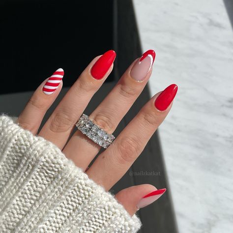 Posted by Zoe Scott: Today, we're diving deep into the world of red and white nails, a color combo that's both classic and daring all at once. From casual outings to red-c... Santa Hat Nails, Short French Tip Nails, Red And White Nails, Santa Nails, Red Christmas Nails, Festive Nail Art, Christmas Nails Easy, Christmas Gel Nails, Nail Candy