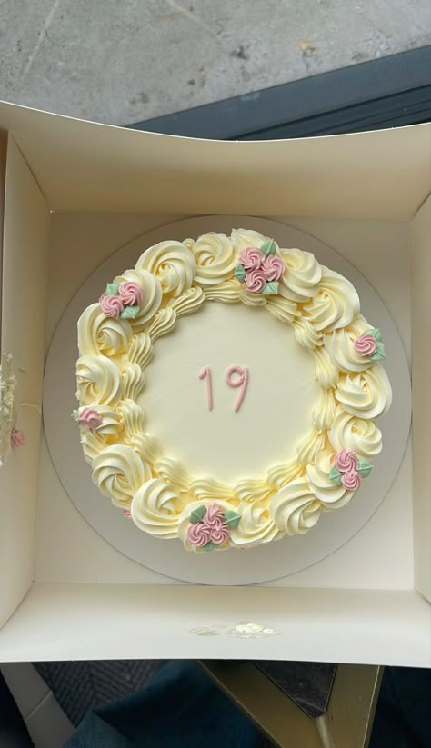 19th Birthday Ideas Simple, 19 Year Old Birthday Cake Ideas, Nineteenth Birthday Cake, Cake Ideas For 19th Birthday Girl, Aesthetic 19th Birthday Cakes, Circle Cakes Birthday, 19tg Birthday Cake, 19 Years Old Birthday Cake, Cakes For 19th Birthday Girl