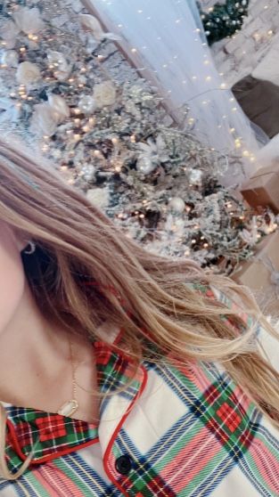 Preppy Christmas Pfp Tiktok, Preppy Christmas Photos, Preppy Pfp Christmas, Preppy Christmas Pictures, Christmas Preppy Pfp, Preppy Winter Pfp, Preppy Xmas Pfp, Aesthetic Christmas Pfp, Christmas Aesthetic Pfp