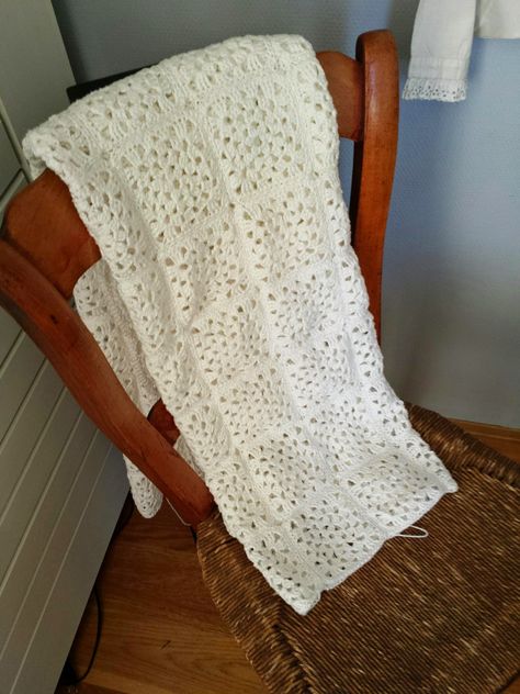 Brocante Fratsen: Brocante sprei haken; Granny Squares Granny Love, Crochet Knit Blanket, Yarn Bag, Afghan Blanket, Shawl Pattern, Granny Squares, Square Pillow Cover, Crochet Granny, White Crochet