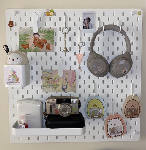 Wall Peg Board Ideas, Peg Board Ideas Bedroom, Hook Board Ideas, Ikea Cute Stuff, Bedroom Pegboard Ideas, Pegboard For Makeup, Ikea Peg Board Accessories, Ikea Room Decor Ideas, Pegboard Study Table