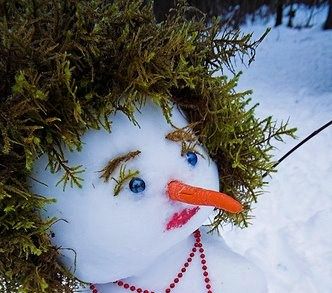 snowwoman with hair & eyelashes Diy Snowman Decorations, Snow Ideas, Snow Humor, Snow Crafts, Snowman Ideas, Funny Snowman, Fun In The Snow, Snow Activities, Snow Sculptures