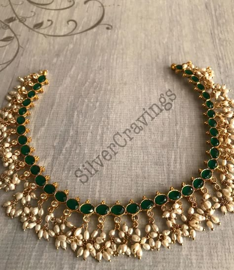 South Indian Pearl Jewellery, Pearl Jewelry Design Necklace, Latest Pearl Necklace Designs, Emerald Necklace Indian, Emerald Gold Necklace, Unique Necklace Designs, Emerald Jewelry Necklace, Jewelry Accessories Necklaces, Pearl Necklace Indian