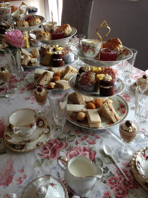 Tea Party Aesthetic, Charcuterie Picnic, Ladies Tea Party, Tea Afternoon, Tea Places, English Tea Party, Aesthetic Picnic, Ladies Tea, Afternoon Tea Recipes