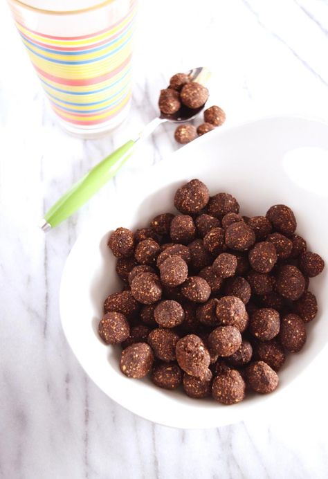 Vegan 3 ingredient chocolate cereal is crunchy, naturally sweet, and will totally take you back to childhood. Plant Breakfast, Cookies Cereal, Vegan Cereal, Healthy Cocoa, Cinnamon Cereal, Homemade Cereal, Diet Diary, Chocolate Cereal, Cookie Bites