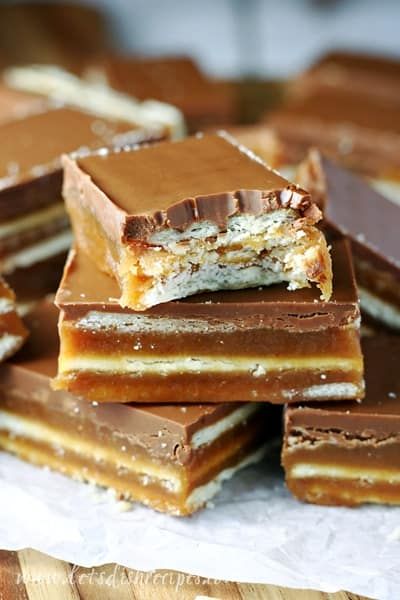 Chocolate Caramel Crunch Bars | Let's Dish Recipes Chocolate Crunch Bars, Christmas Platters, Crunch Bars Recipe, Crunch Bars, Gooey Caramel, Homemade Snickers, Caramel Crunch, Caramel Desserts, Caramel Bars