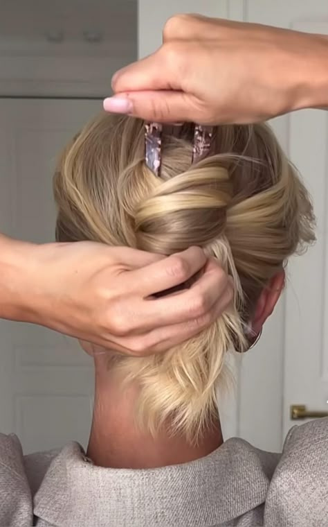 Messy bun made utilizing a french pin French Braid Messy Bun, Braid Messy Bun, French Pin, Easy Hair Updos, Messy Bun Hairstyles, Peinados Fáciles Para Cabello Corto, French Hair, Hair Up Styles, Penteado Cabelo Curto