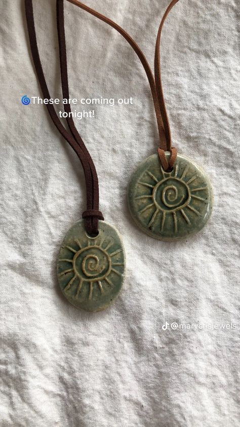 Tanah Liat, Clay Diy Projects, Common Thread, Dope Jewelry, Pottery Crafts, Ceramics Ideas Pottery, Funky Jewelry, Vintage Diy, Jewelry Lookbook