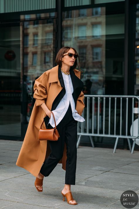 Paris FW 2020 Street Style: Chloe Harrouche - STYLE DU MONDE | Street Style Street Fashion Photos Chloe Harrouche Mantel Styling, Dreamy Wardrobe, Mantel Outfit, Street Mode, Neutral Wardrobe, Autumn 23, 2020 Street Style, Mode Mantel, Biker Shorts Outfit