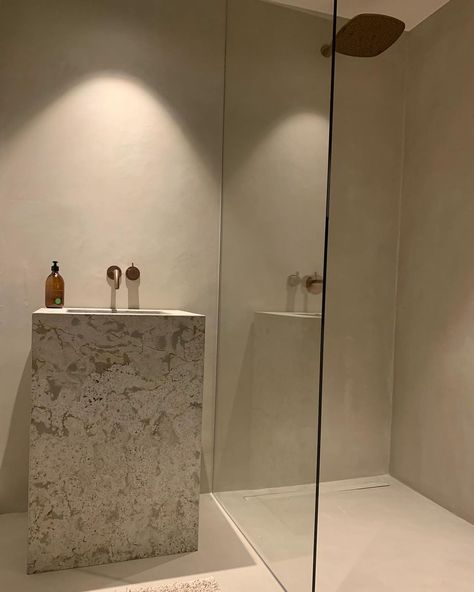 Raw Bathroom Design, Minimal Shower Design, Small Toilet Interior Design, White Plaster Bathroom, Microcement Shower Room, Microcement Ensuite, Setting Plaster Bathroom, Bathroom Beton, Shower Bathroom Design