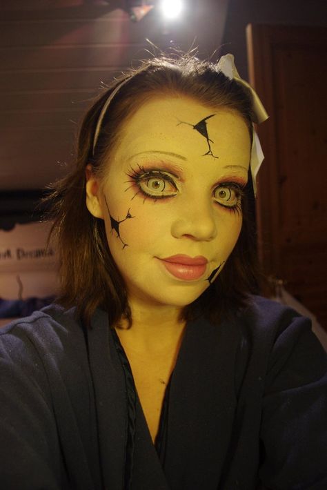 Cracked doll makeup tutorial--creepy! Her eye makeup is fabulous. Might pair this with an alice in wonderland costume for a little Tim Burton-esque flair Makeup Halloween Costumes, Cracked Doll Makeup, Cracked Doll, Makeup Tutorial Halloween, Doll Makeup Tutorial, Dress With Shoulder Pads, Broken Doll, Special Fx Makeup, Theatrical Makeup