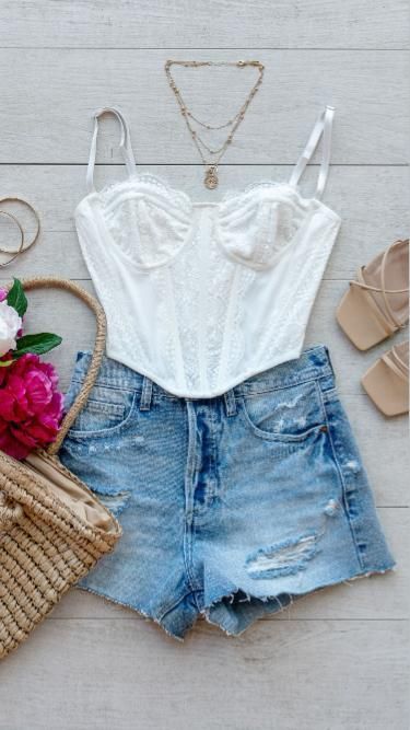 Corset And Shorts, White Lace Corset Top, Corset Summer, Corset Top Outfit, White Lace Corset, Top Jean, Corset Outfit, Lace Corset Top, White Corset