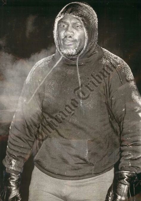 Joe Frazier wasn't going to let freezing weather stop him from doing roadwork. Joe Frazier, Smokin Joes, Boxing Images, Freezing Weather, Sport Inspiration, Combat Sport, Martial Arts Training, Mike Tyson, Vintage Box