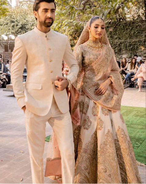 Mens Desi Wedding Outfit, Asian Groom Outfit, Indian Wedding Outfits Bride And Groom, Desi Groom Outfits, Pakistani Groom Outfits, Pakistani Groom Outfits For Men, Groom Poses Indian, Indian Bride And Groom Photography, Bride And Groom Indian Wedding Outfit