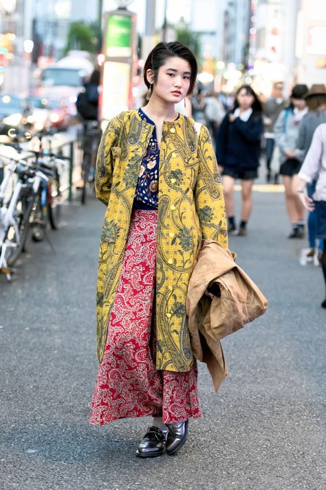 All the off-catwalk action at Fashion Week Tokyo. Tokyo Fashion Week Street Styles, Harajuku Japan, Tokyo Fashion Week, Walking Down The Street, Afrikaanse Mode, Fashion Week 2018, Tokyo Street Style, Tokyo Street, Tokyo Fashion