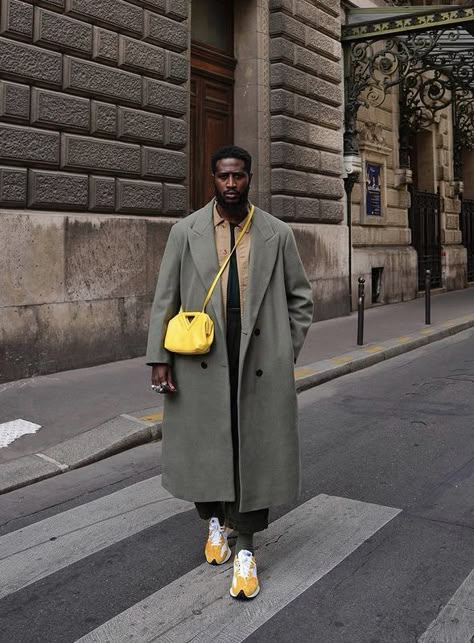 Baggy Coat Outfit, Oversized Coat Men, Overcoat Men Outfit Street Styles, Mens Style 2023, Men Paris Fashion, Winter Coat Street Style, Spiritual Fashion, Trench Coat Men, Winter Outfits Men