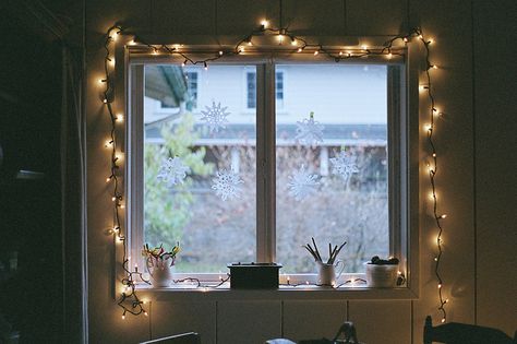 Pretty Christmas Winter Window. * Fairy Lights Minimalist, Fairy Lights Window Decor, Fairy Lights Bedroom Window, Fairy Lights Around Window, Fairy Lights Window, Window Fairy Lights, Fairy Lights Bedroom Ideas, Warm Bedroom Ideas, Indie Bedroom