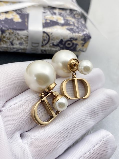 Dior Earrings Pearl, Dior Pearl Earrings, Cd Earrings, Shopping Wishlist, Dior Earrings, White Crystals, Inspired Fashion, Pearl Stud Earrings, Same Style