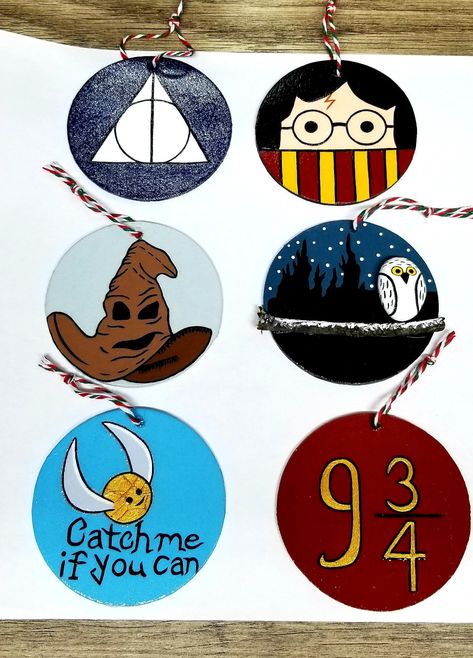 Hardy Potter, Harry Potter Ornaments, Wood Slice Crafts, Wood Slice Art, Homemade Ornaments, Harry Potter Christmas, Harry Potter Crafts, Wood Slice Ornament, Harry Potter Diy